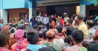 চার দফা দাবিতে হিলি স্থলবন্দরে কুলিদের কর্মবিরতি